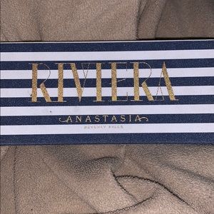 Riviera Anastasia eyeshadow pallet! (Hardly used)